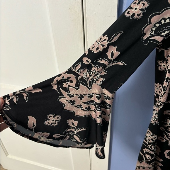 Emma & Michele Bell sleeve dress - Picture 5 of 5